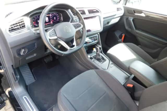 Volkswagen Tiguan (2021) thumbnail 2
