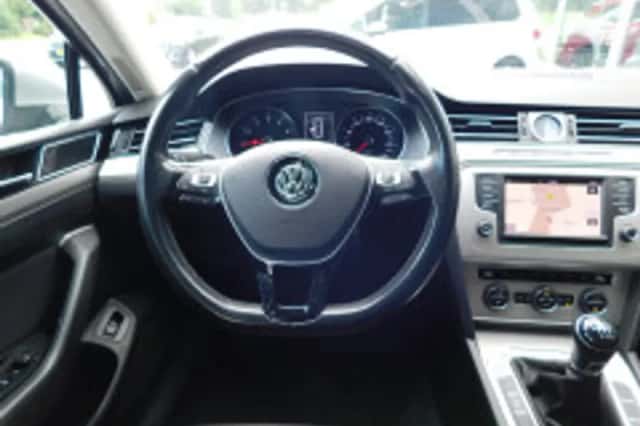 Volkswagen Passat (2016) thumbnail 3