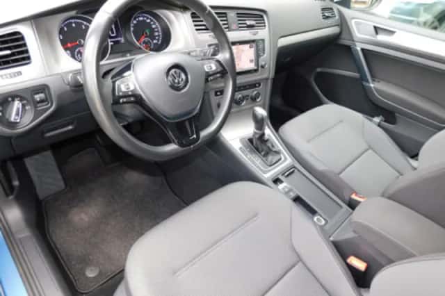 Volkswagen Golf (2016) thumbnail 2