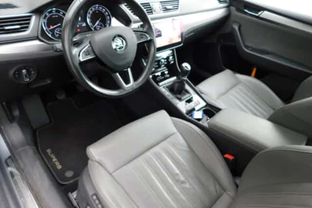 Škoda Superb (2017) thumbnail 2