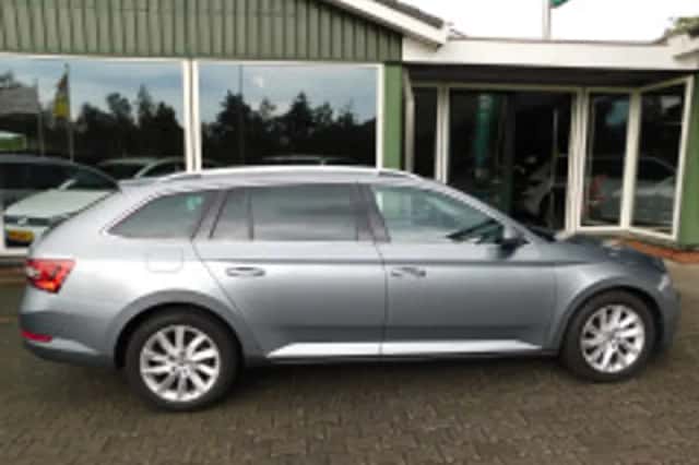Škoda Superb (2017) thumbnail 4