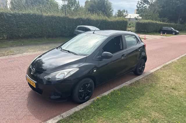 Mazda 2 (2010) thumbnail 5