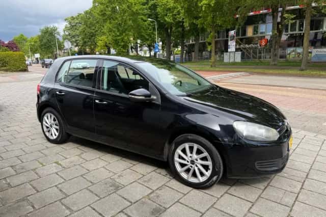 Volkswagen Golf (2010) thumbnail 2