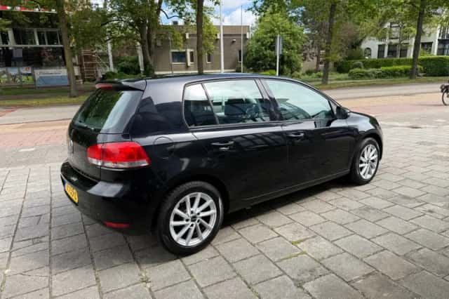 Volkswagen Golf (2010) thumbnail 3
