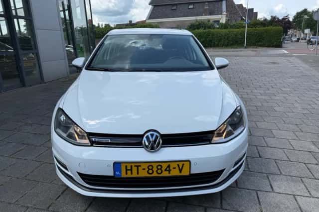 Volkswagen Golf (2016) thumbnail 2