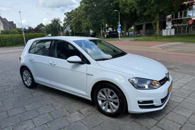 Volkswagen Golf (2016) thumbnail 3