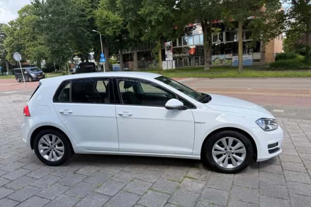 Volkswagen Golf (2016) thumbnail 4