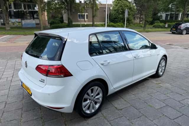 Volkswagen Golf (2016) thumbnail 5