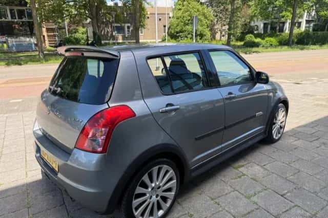 Suzuki Swift (2009) thumbnail 4