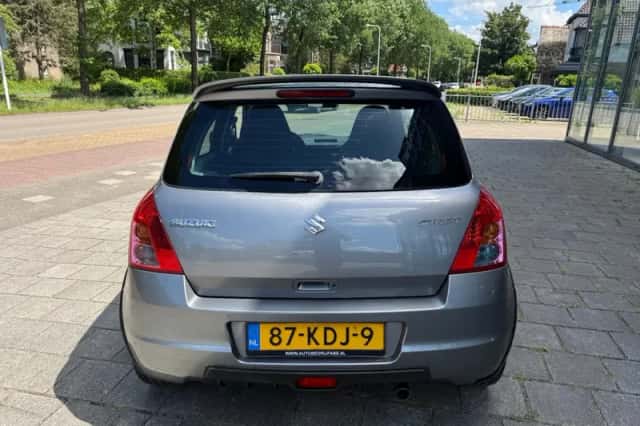 Suzuki Swift (2009) thumbnail 5