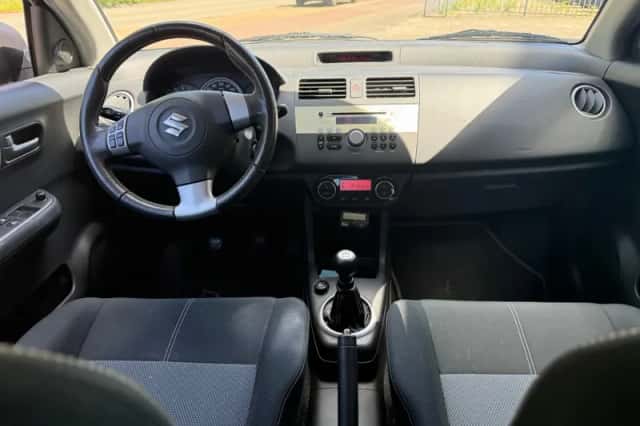 Suzuki Swift (2009) thumbnail 6