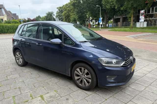 Volkswagen Golf (2015) thumbnail 2
