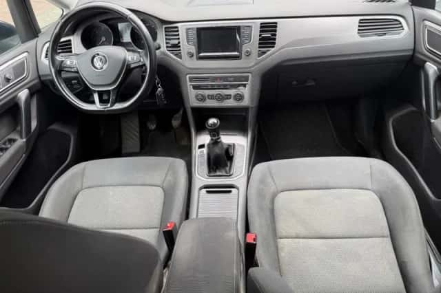 Volkswagen Golf (2015) thumbnail 5