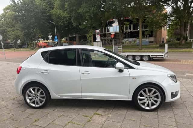 SEAT Ibiza (2015) thumbnail 4