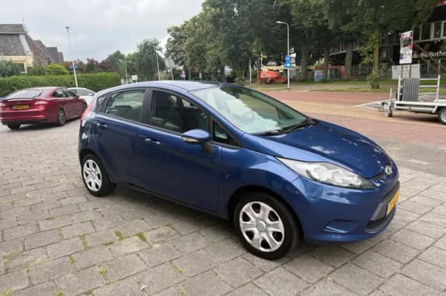 Ford Fiesta (2010) thumbnail 3