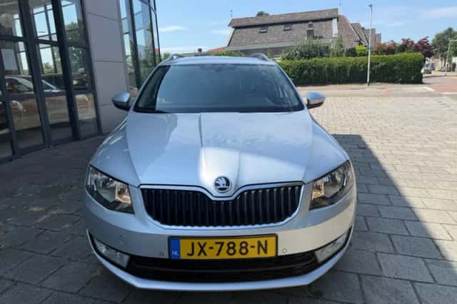 Škoda Octavia (2016) thumbnail 2