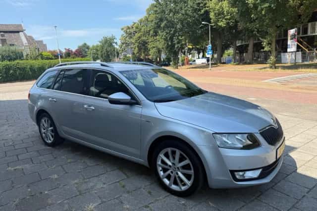Škoda Octavia (2016) thumbnail 3