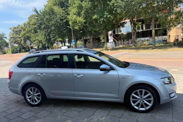 Škoda Octavia (2016) thumbnail 4