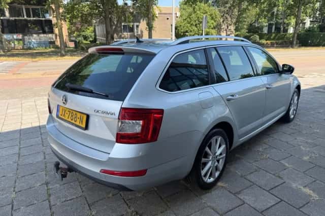 Škoda Octavia (2016) thumbnail 5