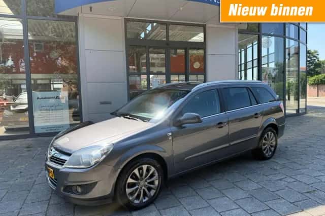 Opel Astra (2010) thumbnail 1