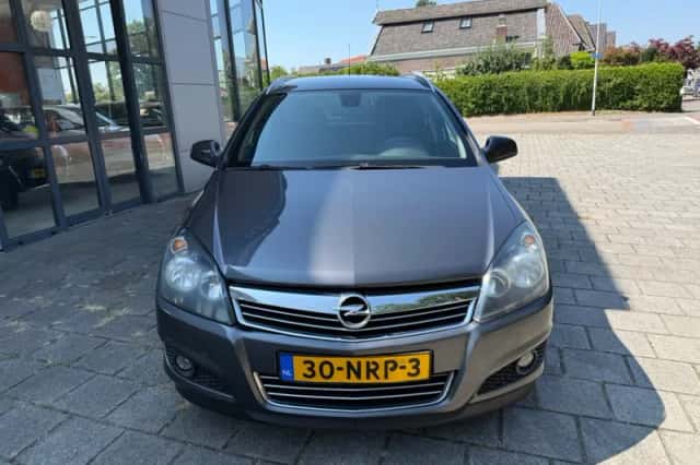 Opel Astra (2010) thumbnail 2