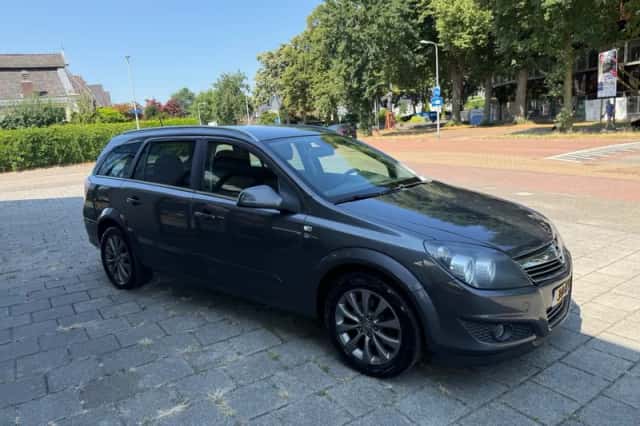 Opel Astra (2010) thumbnail 3