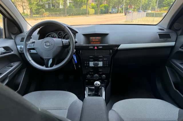 Opel Astra (2010) thumbnail 6