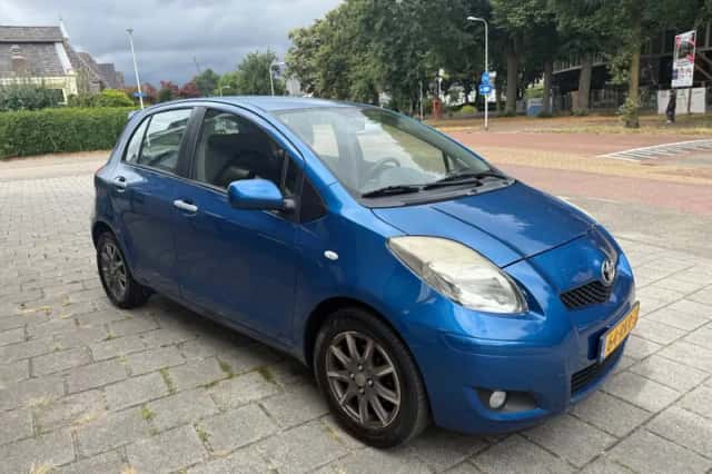 Toyota Yaris (2011) thumbnail 2