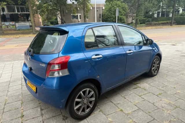 Toyota Yaris (2011) thumbnail 3