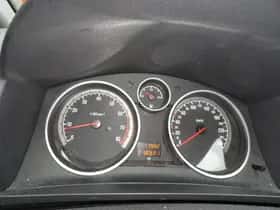 Opel Zafira (2009) thumbnail 16