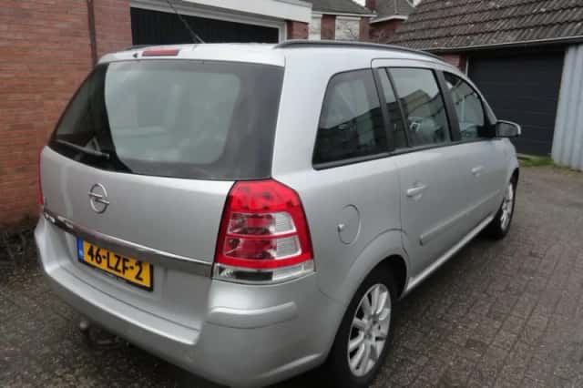 Opel Zafira (2009) thumbnail 5