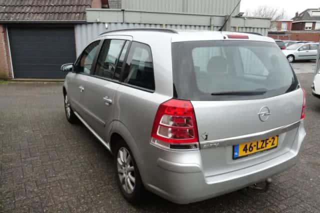 Opel Zafira (2009) thumbnail 6