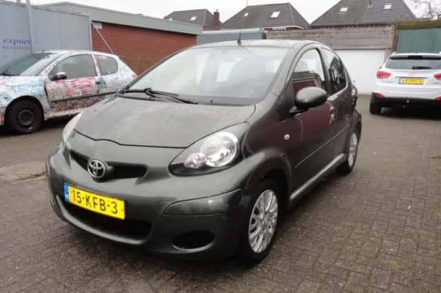 Toyota Aygo (2009) thumbnail 2