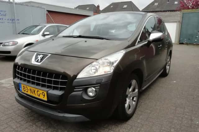 Peugeot 3008 (2010) thumbnail 2