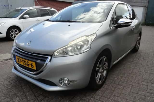 Peugeot 208 (2012) thumbnail 2