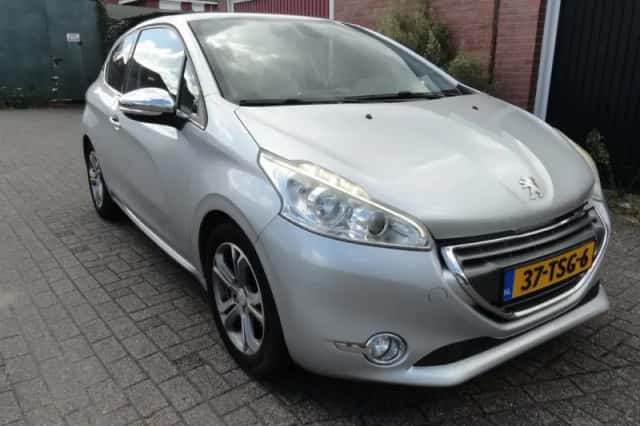 Peugeot 208 (2012) thumbnail 3