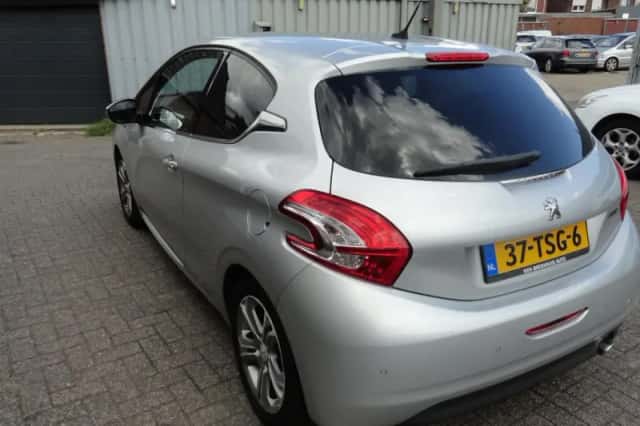 Peugeot 208 (2012) thumbnail 6