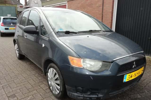 Mitsubishi Colt (2010) thumbnail 3