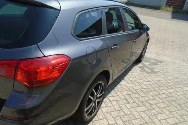 Opel Astra (2012) thumbnail 3