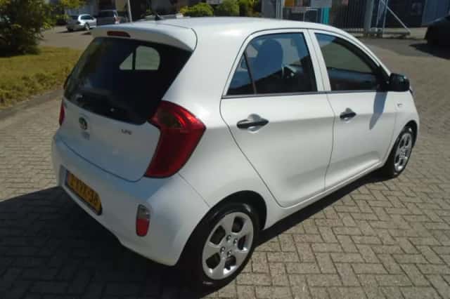 Kia Picanto (2015) thumbnail 3