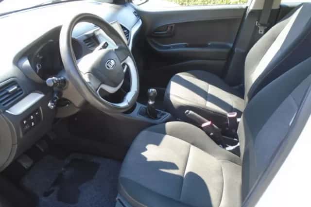Kia Picanto (2015) thumbnail 5