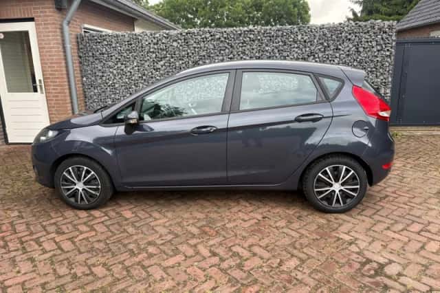 Ford Fiesta (2012) thumbnail 6