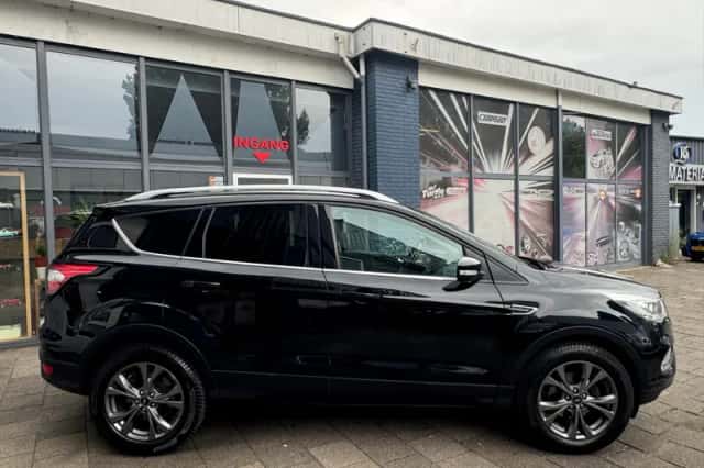 Ford Kuga (2018) thumbnail 4
