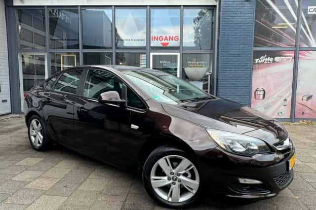 Opel Astra (2014) thumbnail 3