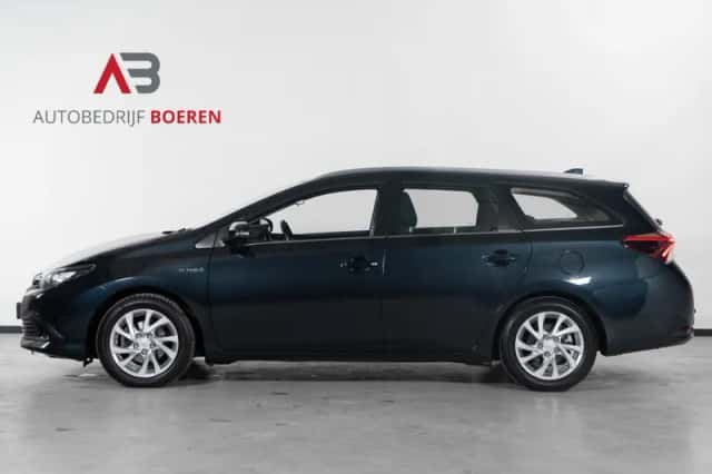 Toyota Auris (2015) thumbnail 3