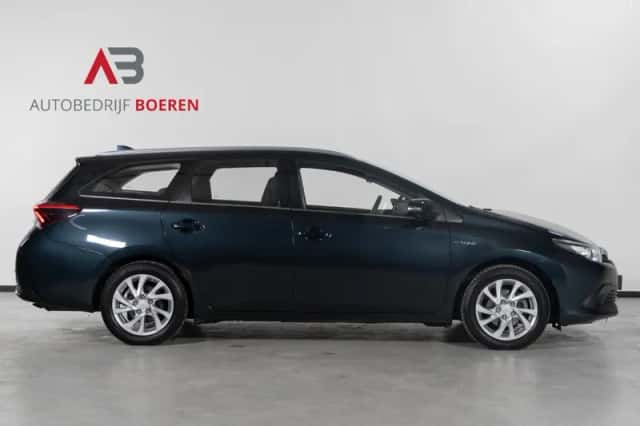 Toyota Auris (2015) thumbnail 6