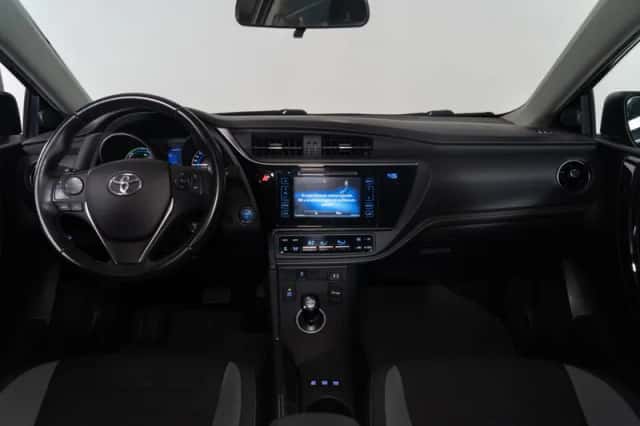 Toyota Auris (2015) thumbnail 6