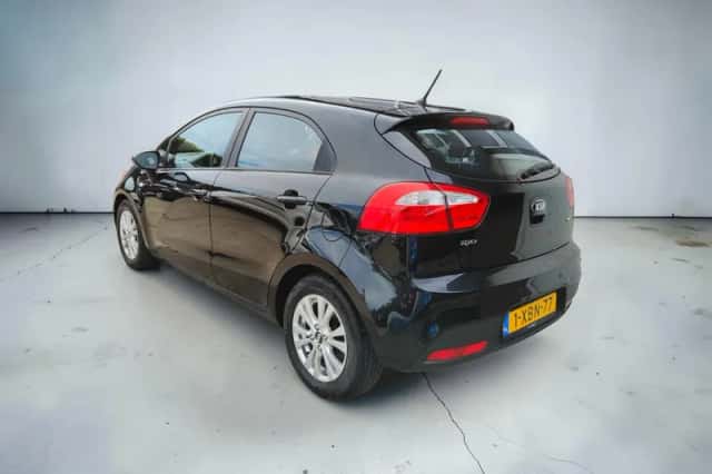 Kia Rio (2014) thumbnail 3