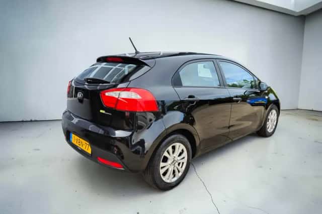Kia Rio (2014) thumbnail 6
