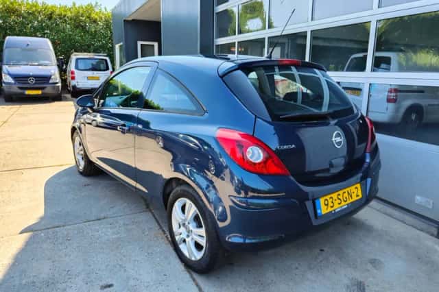 Opel Corsa (2011) thumbnail 3